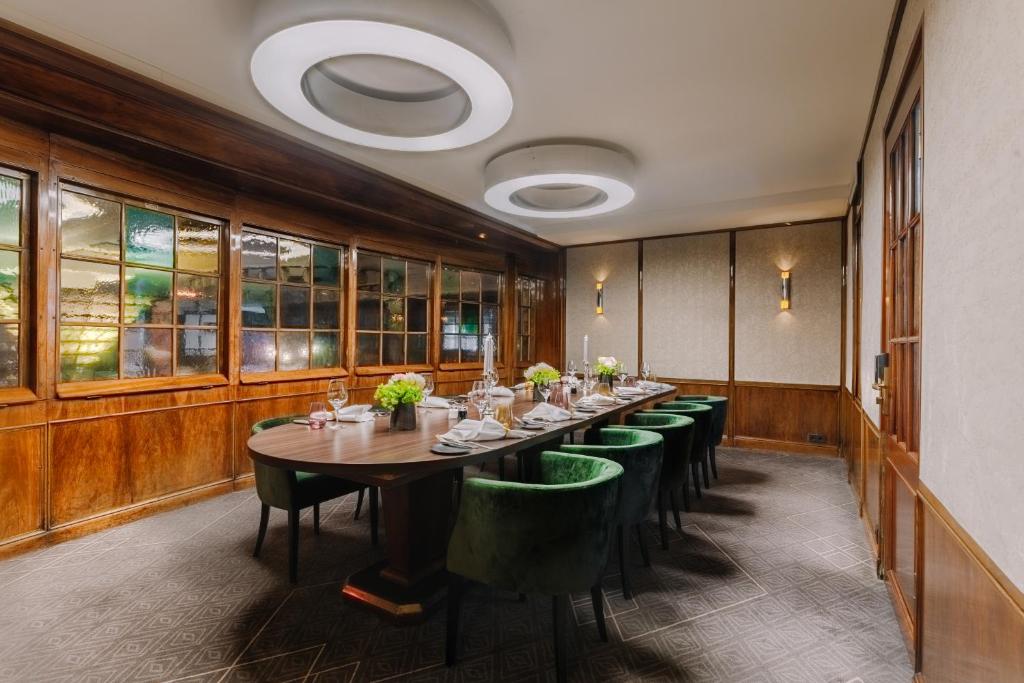 Reichshof Hamburg, Curio Collection by Hilton