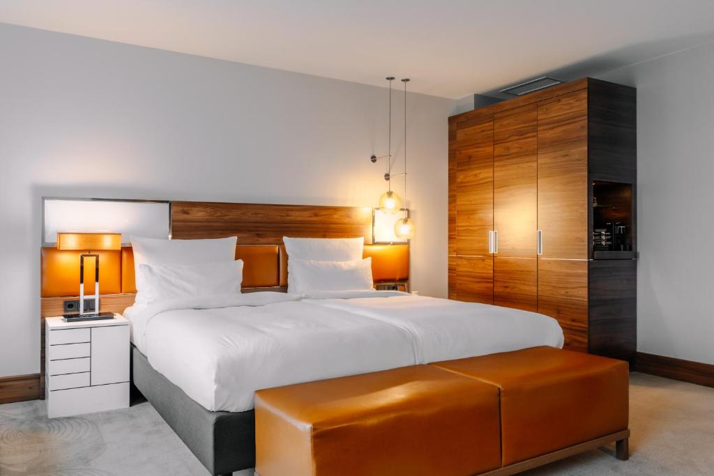 Reichshof Hamburg, Curio Collection by Hilton