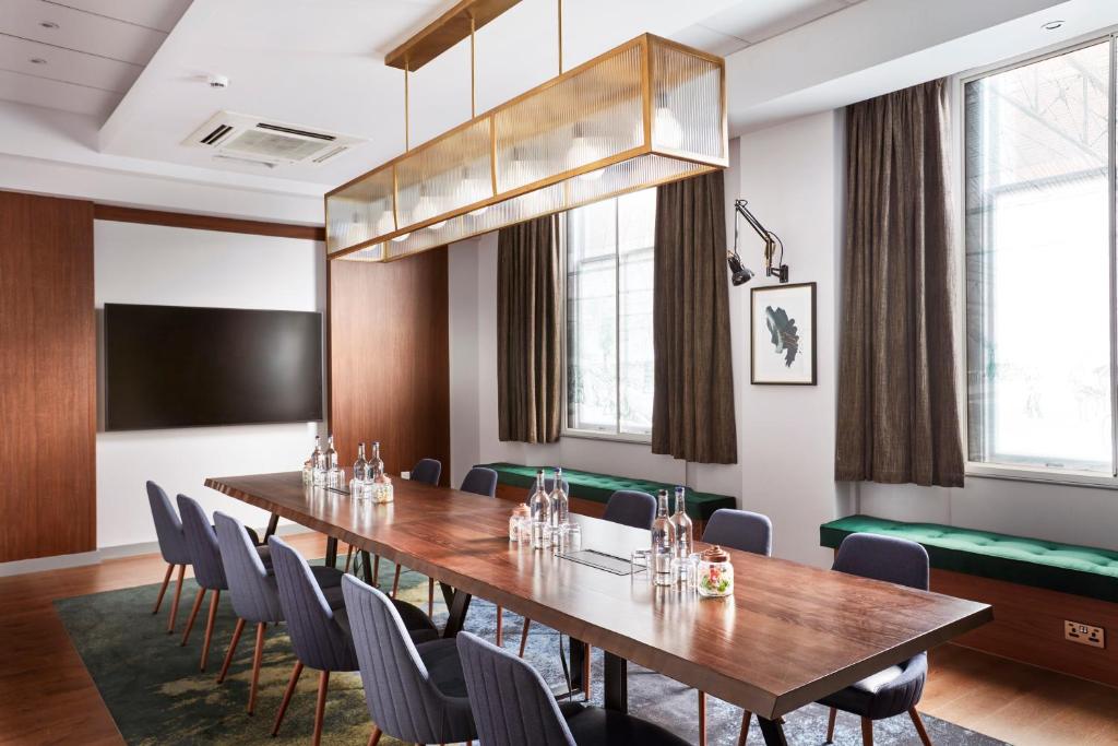 The Clermont London, Victoria
