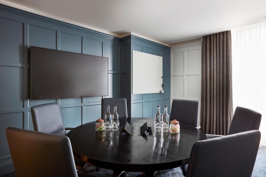 The Clermont London, Victoria